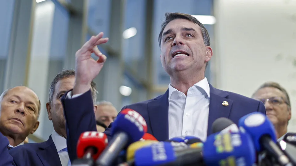 Flávio Bolsonaro Propõe Redução da Maioridade Penal para Agressores de Mulheres
