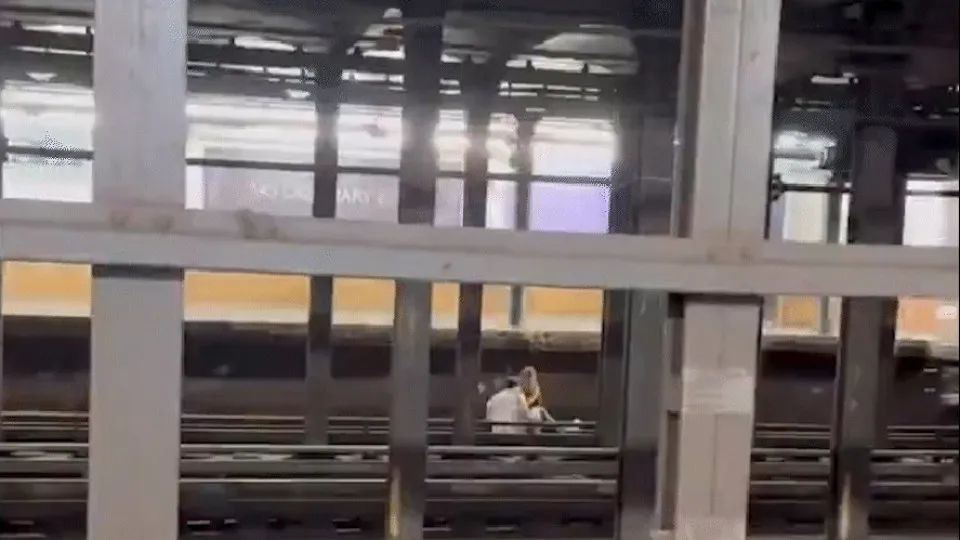 Tragédia no Metrô de Nova York: Jovens Morrem Após Sentarem nos Trilhos