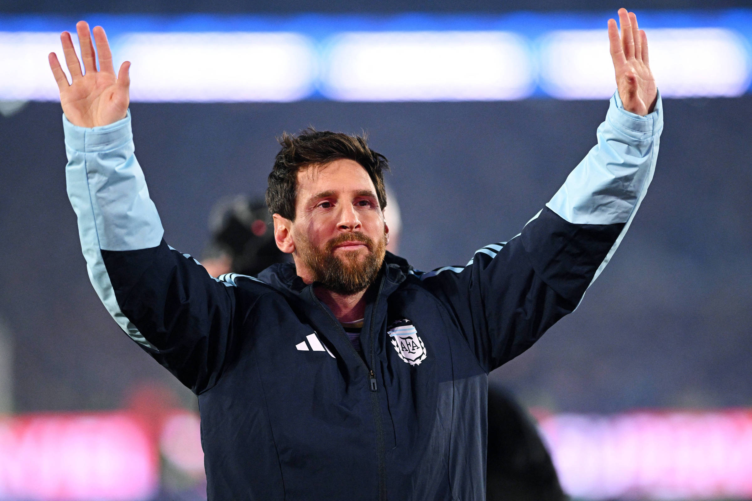 Emocionado, Messi se despede da seleção argentina no Monumental