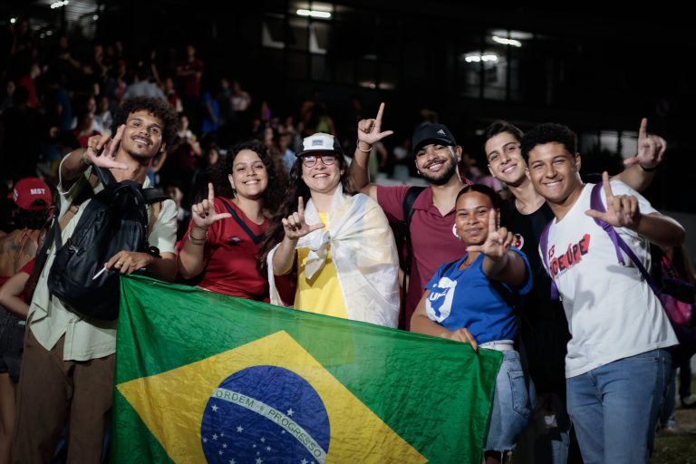 Estudantes entram em terceiro dia de atos pró-Lula em ao menos 8 estados