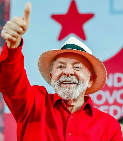 Lula é reeleito presidente do Brasil em virada histórica